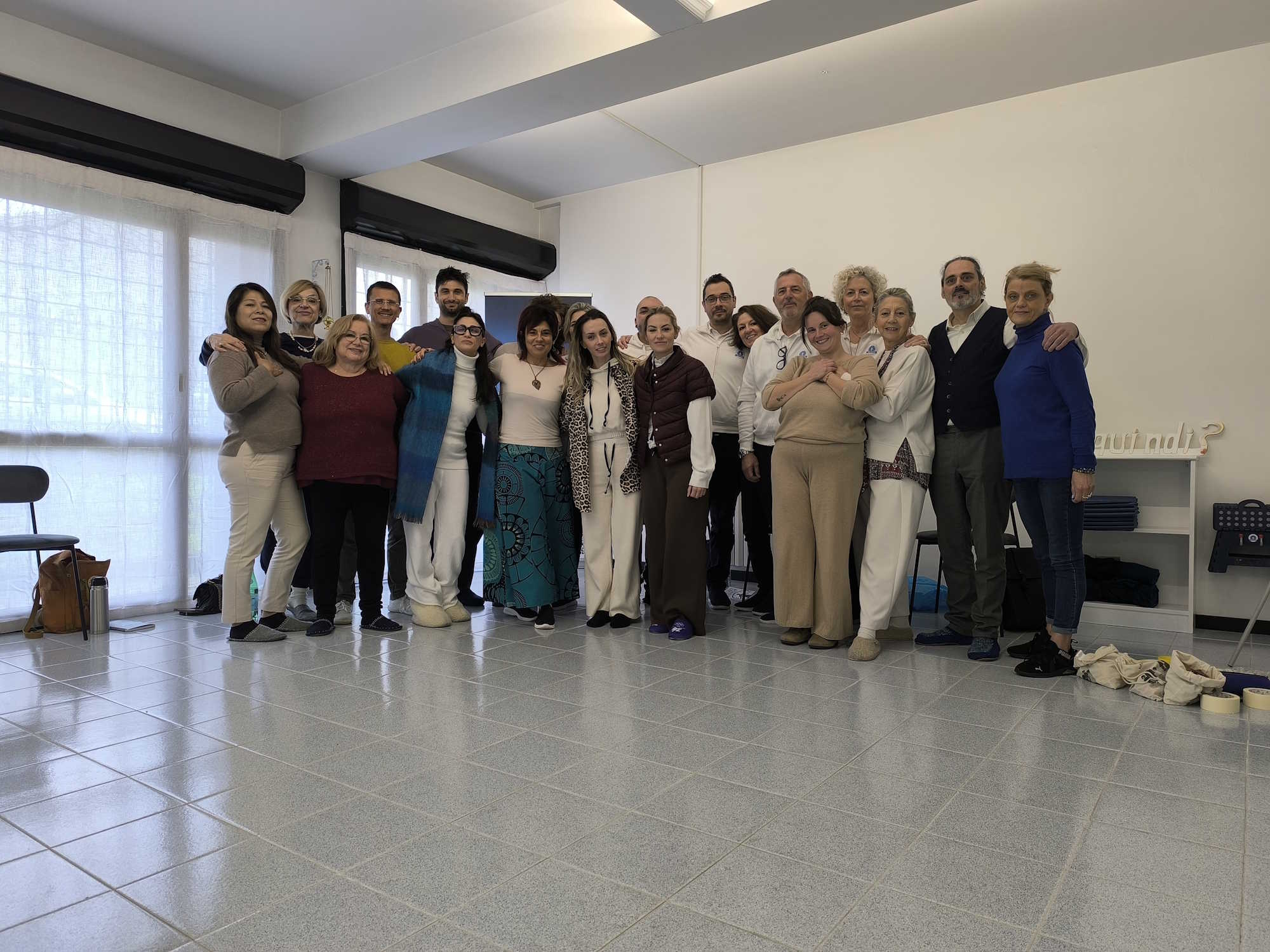 Gruppo di corsisti e docenti della Scuola nella sede SIDDHI