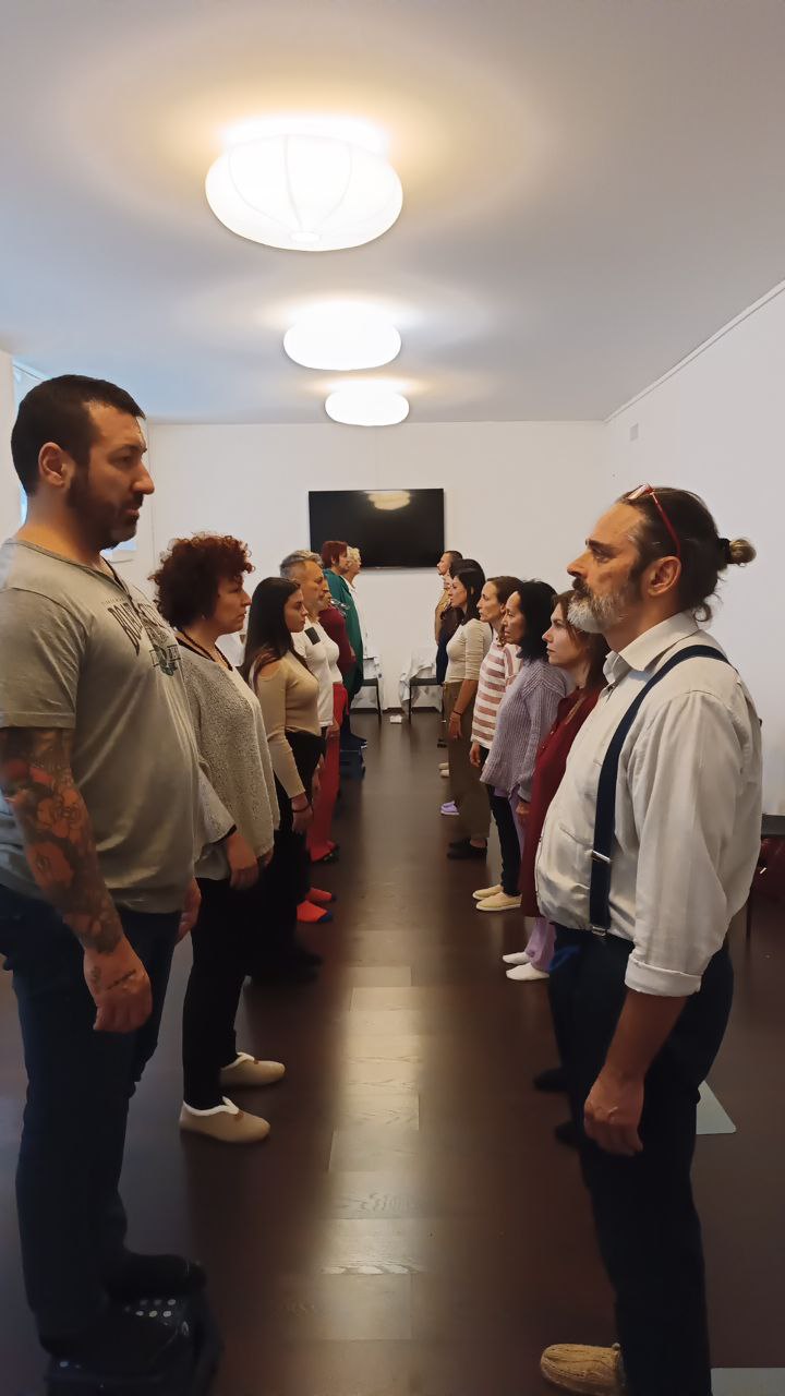 Due file di corsisti si osservano durante un’esercitazione relazionale