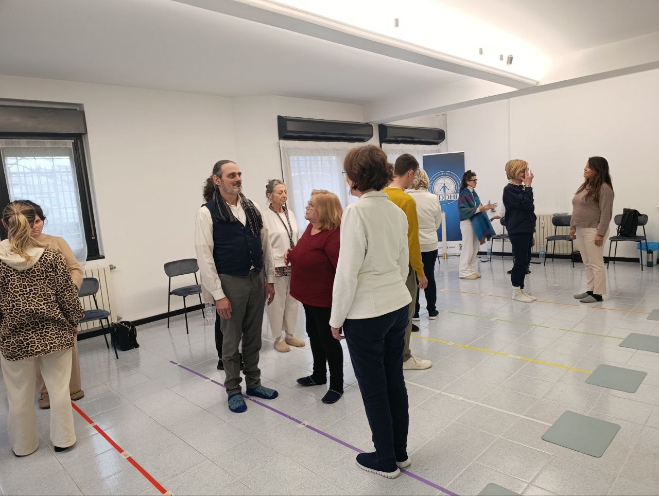 Partecipanti durante un’attività pratica guidata nella sede SIDDHI