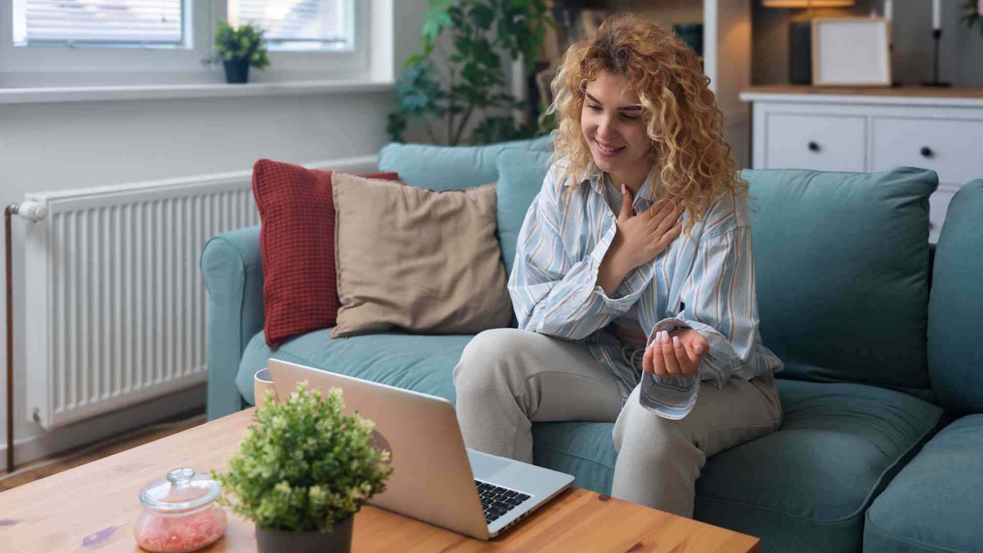 Ambiente raccolto dedicato a un incontro individuale online