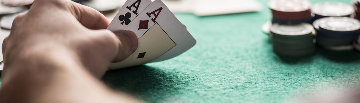 Ognuno gioca con le carte che gli danno Ognuno gioca con le carte che gli danno