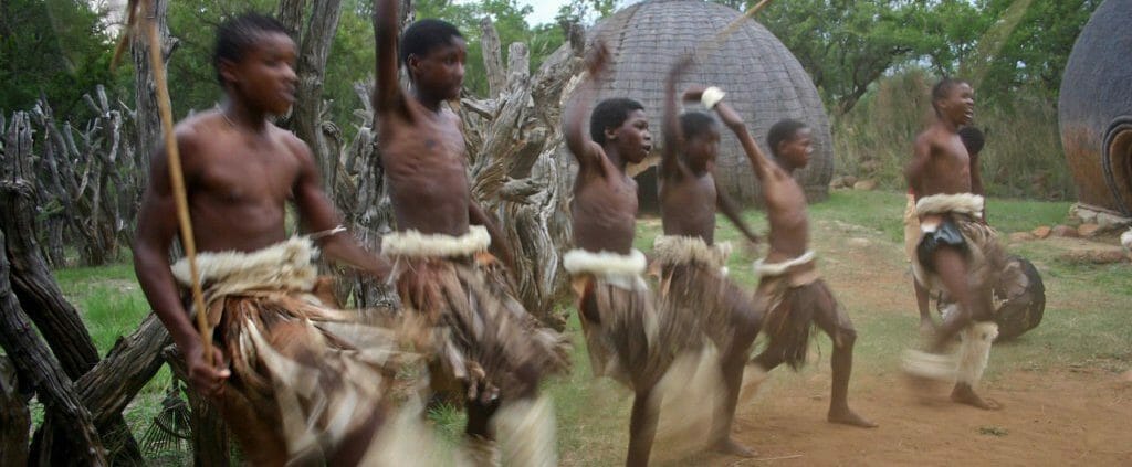Tribù Zulu che danza