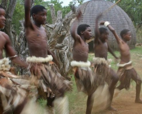 Tribù Zulu che danza